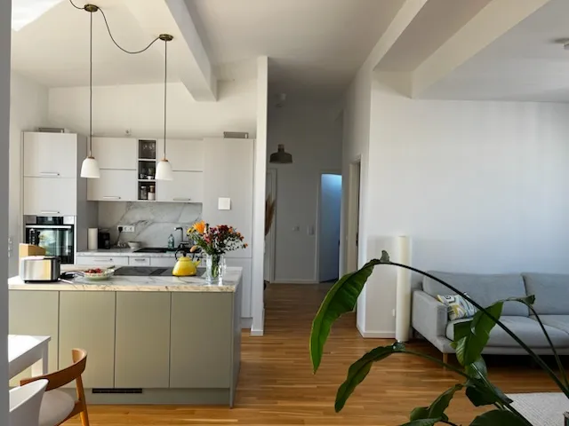 Moderne, Mobilierte helle 3 Zimmer Wohnung mit großer Dachterrasse in ruhiger grüner Seitenstraße — photo 1